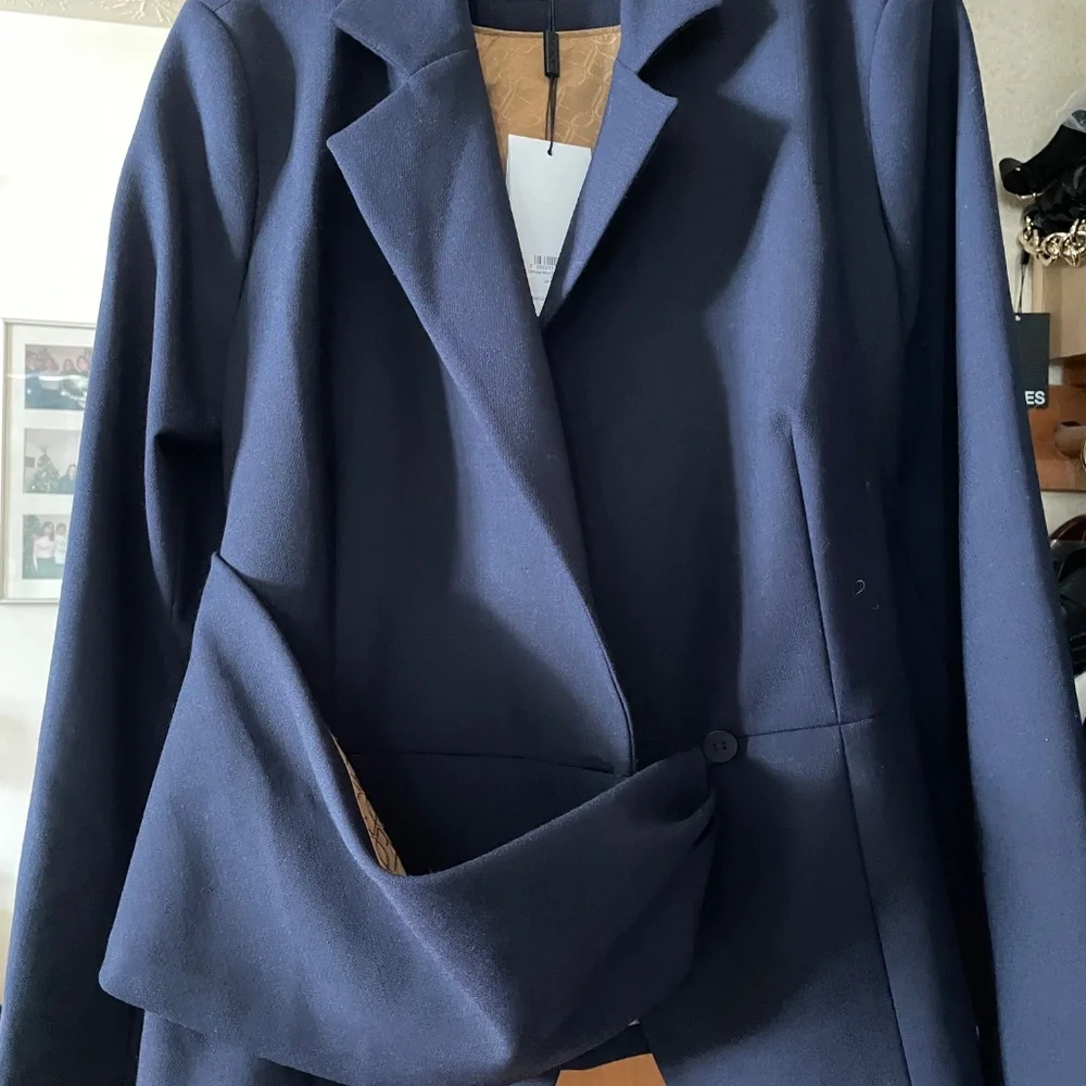Tops - Picture 3 of 4